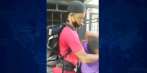 Indignación en Colombia : Golpeó a un niño venezolano por no conseguir suficiente dinero (VIDEO)