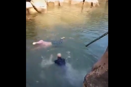El cónsul británico en China salvó la vida de una estudiante que cayó en un río ante el pánico de decenas de testigos