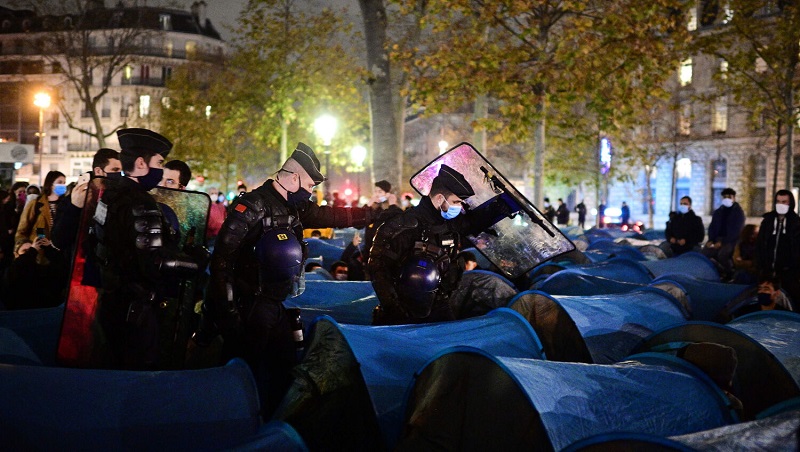 Indignación en Francia por desmantelamiento violento de un campamento de migrantes