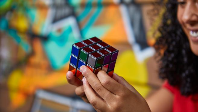El Cubo de Rubik, un rompecabezas colorido y cuarentón