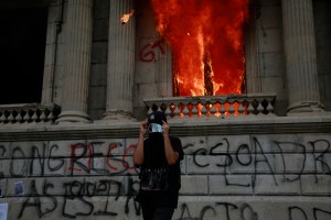 En imágenes: Manifestantes tomaron el Congreso de Guatemala e incendiaron varias oficinas