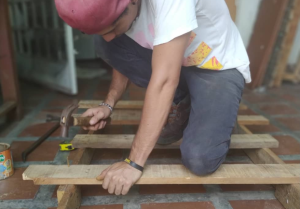 ¡Pedido de ayuda! Carpintero que dona camas a damnificados en Aragua aún necesita apoyo