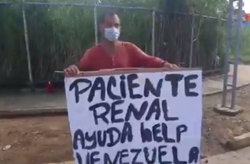 Doloroso: Paciente renal pide ayuda en las calles de Carabobo para poder comer (Video)