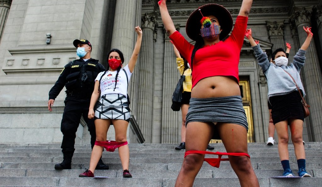 Suspendieron a jueces en Perú por absolver a un violador porque su víctima llevaba ropa interior roja