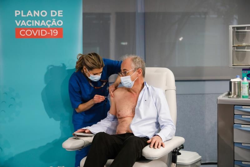 Director de Enfermedades Infecciosas de Oporto es el primer vacunado contra el Covid-19 en Portugal