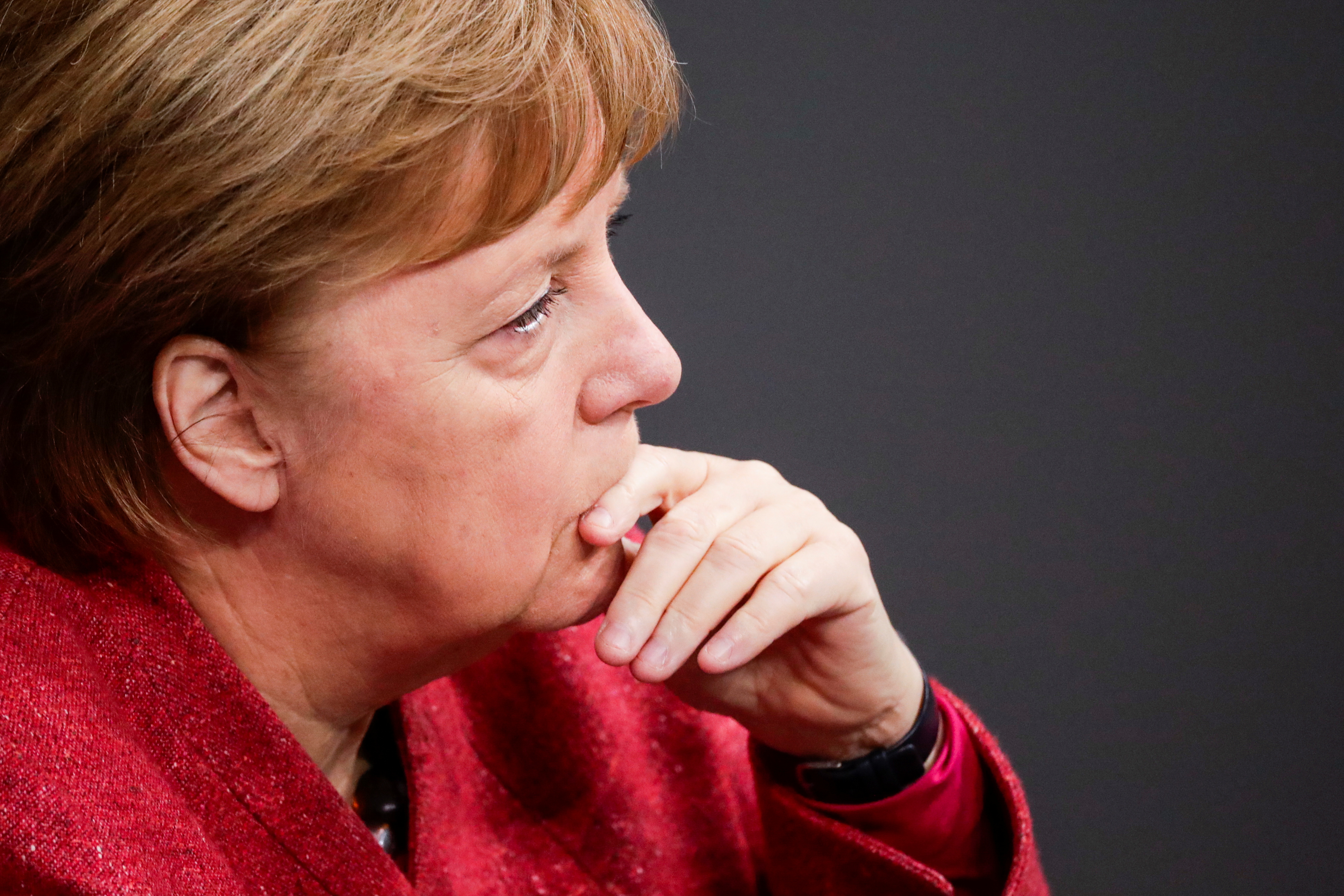 Merkel: Variante británica del coronavirus puede multiplicar por diez incidencia