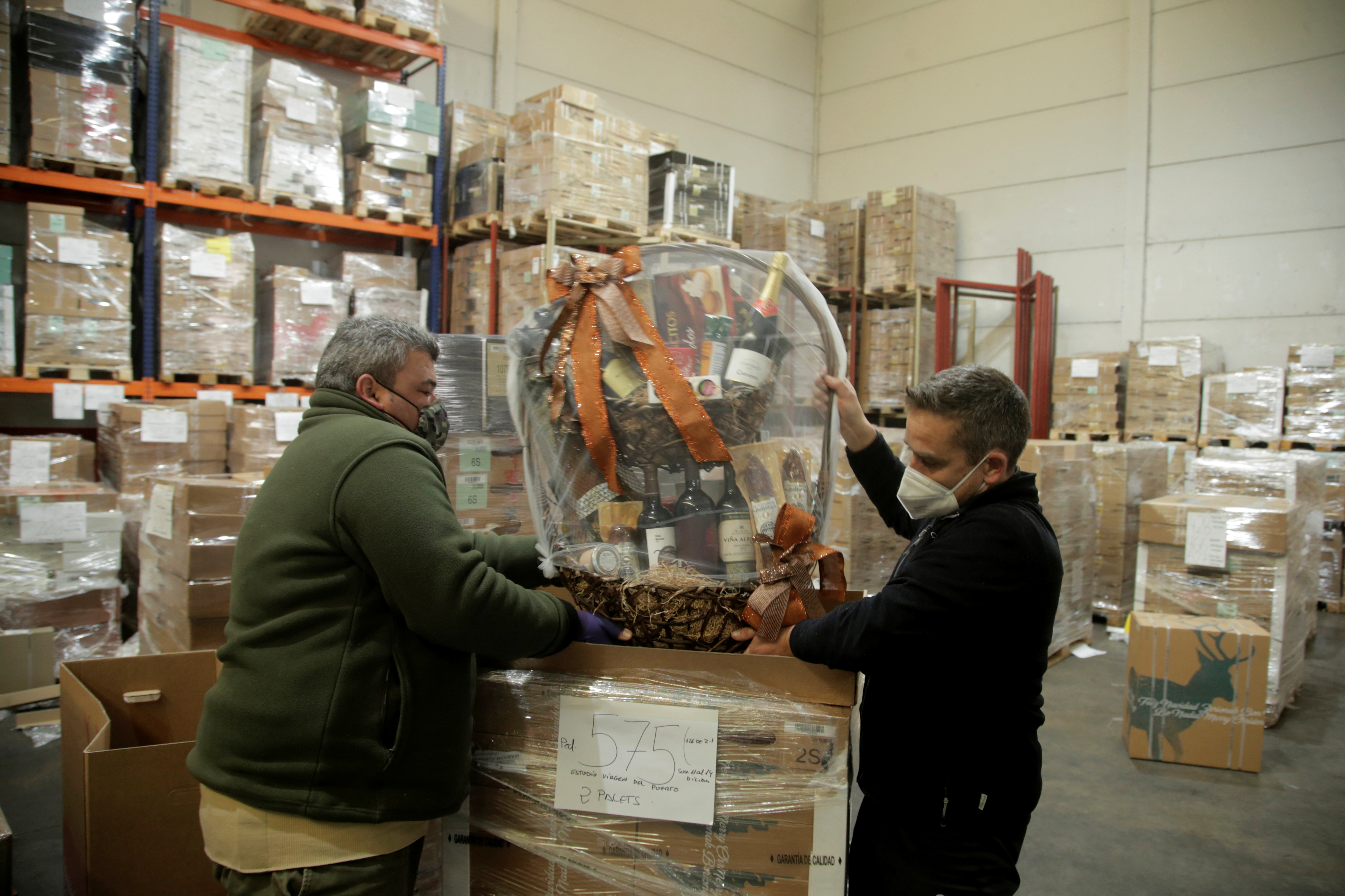 Sin cenas de Navidad, algunas empresas españolas optan por las cestas de regalo
