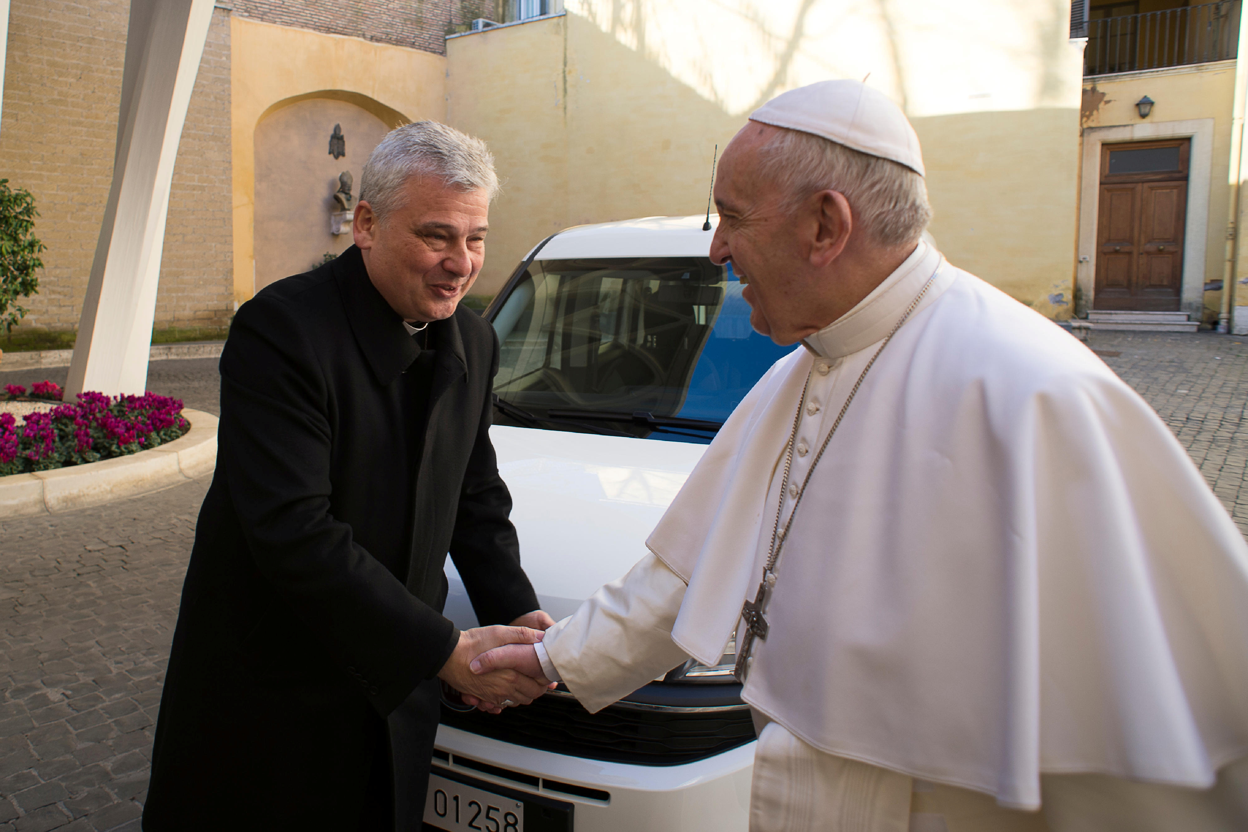 Dos cardenales del Vaticano, ayudantes del Papa, dan positivo por coronavirus