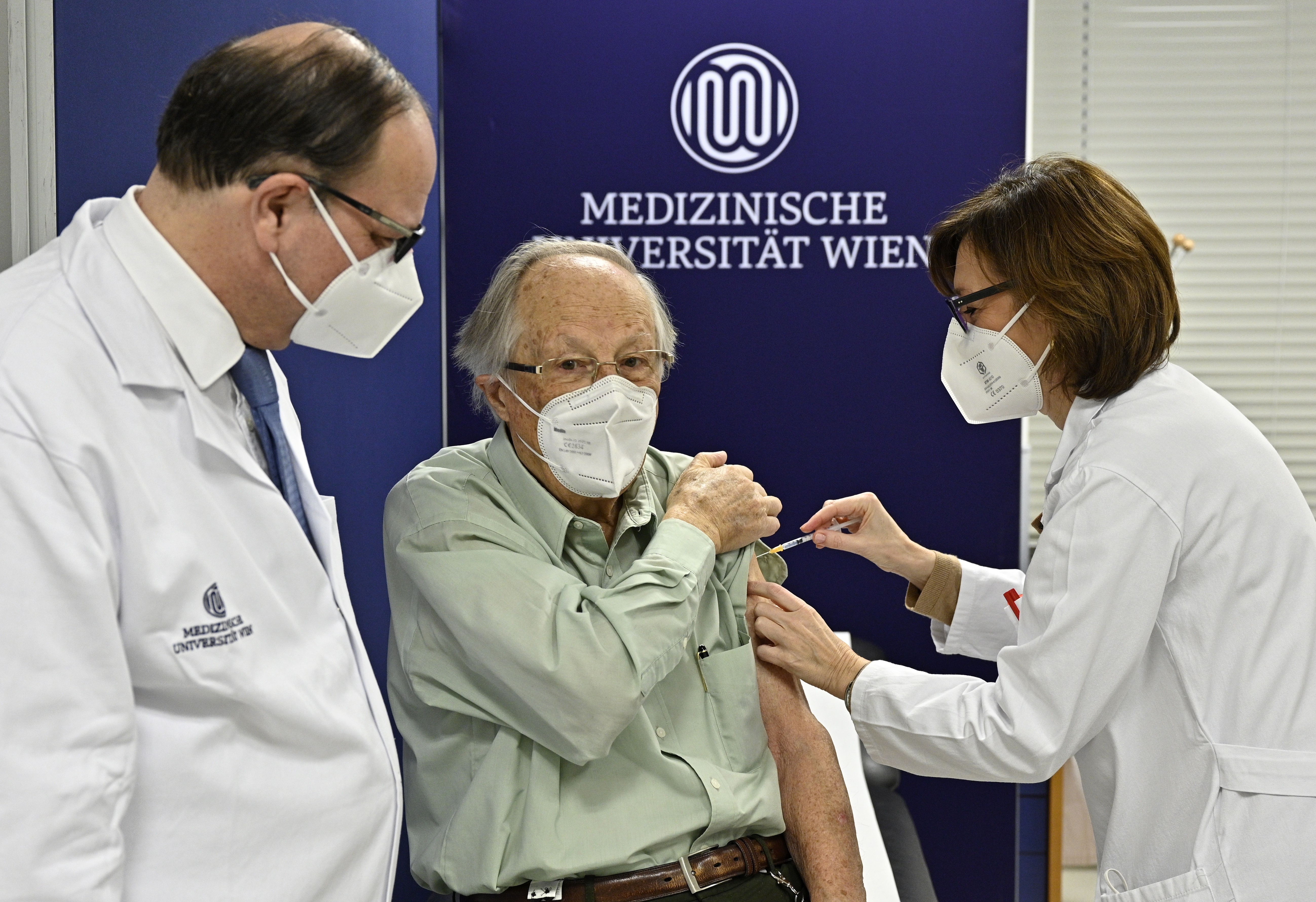 La vacuna lleva esperanza a Europa antes de las fiestas de fin de año