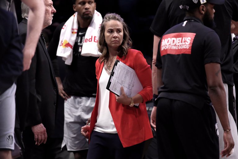 ¡Histórico! Becky Hammon se convirtió en la primera mujer en dirigir un partido de NBA