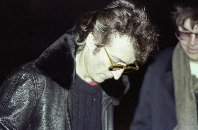 Fotos Históricas presenta: La penúltima foto de Lennon junto al idiota que le disparó hace 40 años