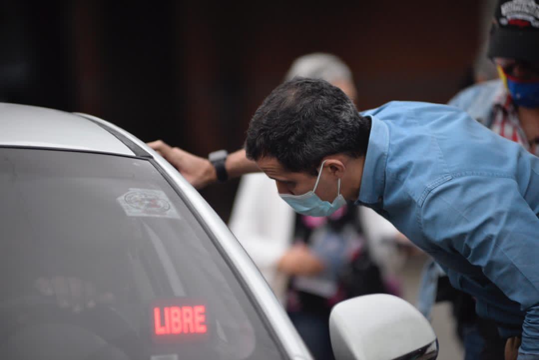 Juan Guaidó recorre las colas por gasolina, llevando el mensaje de participación en la Consulta Popular (Fotos y Videos)