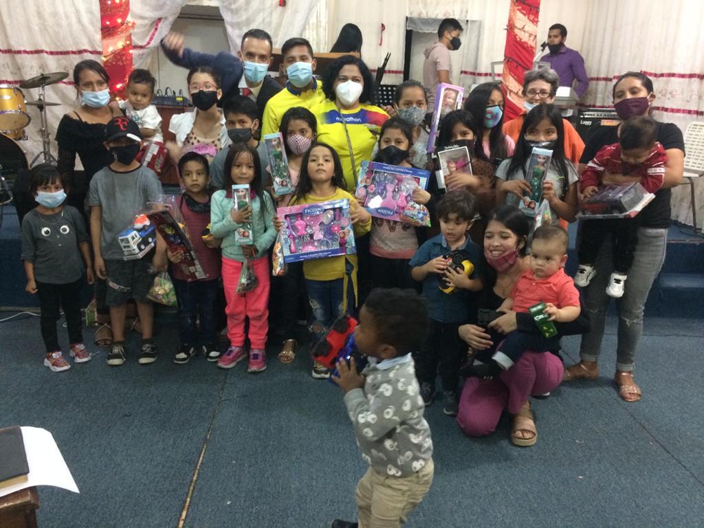 Representantes del Movimiento CREO 21 entregaron juguetes a niños en Caracas