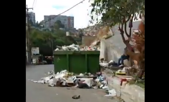 En los Magallanes de Catia tienen días que no recogen la basura (VIDEO)