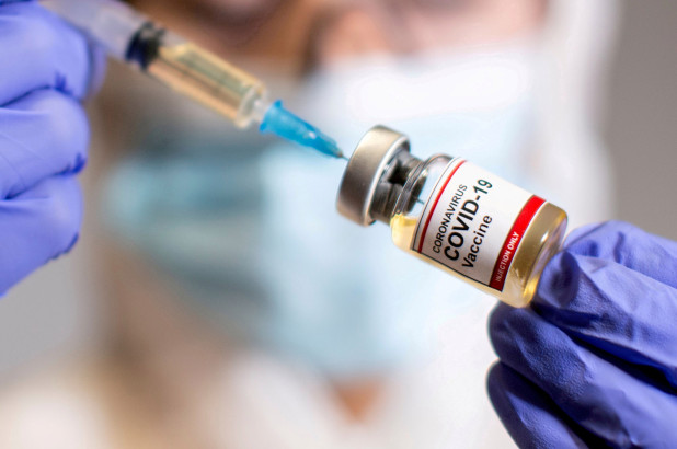 Hospital de Chicago detuvo las vacunas contra el Covid-19 luego de reacciones alérgicas