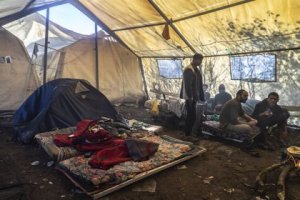 Un incendio destruye un campo de migrantes en Bosnia