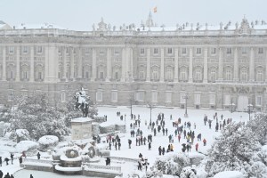 España trata de recuperar la movilidad tras las fuertes nevadas
