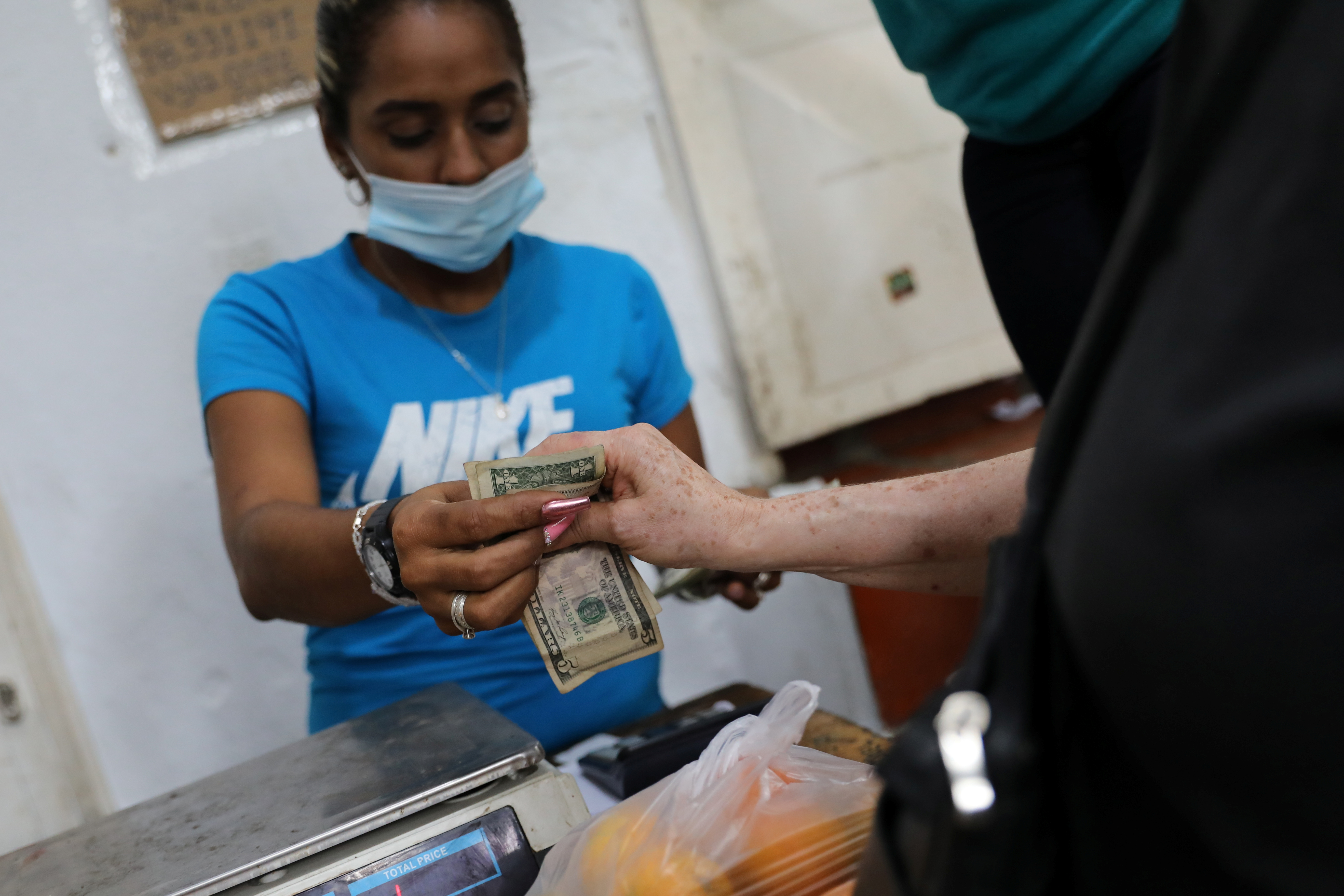 Banca venezolana gestiona pagos electrónicos a quienes tienen dólares