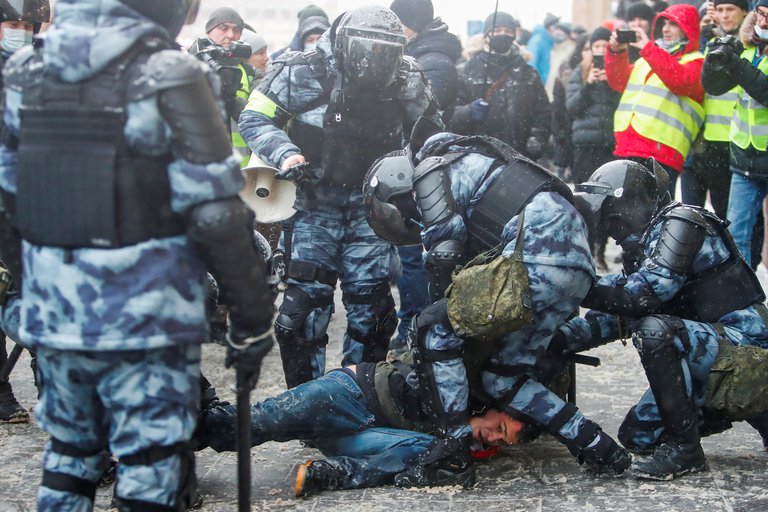 Decenas de detenidos en Moscú y San Petersburgo tras condena a Navalny