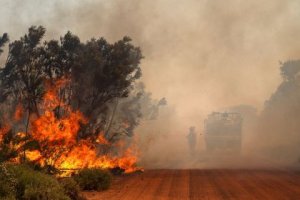 Residentes huyen por incendios que acechan localidad en sur de Australia