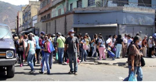 PNB lanza bombas lacrimógenas a comerciantes en Catia por incumplir con la “cuarentena radical” #4Ene
