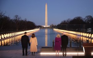El homenaje de Biden y Harris a los 400 mil muertos por la pandemia en EEUU (Videos)