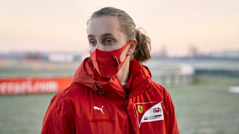 Tiene 16 años y es la primera mujer en la Academia de Ferrari