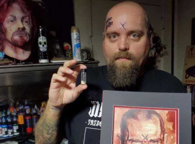 Fanático de Charles Manson se tatuó las cenizas del líder en la frente (FOTOS)