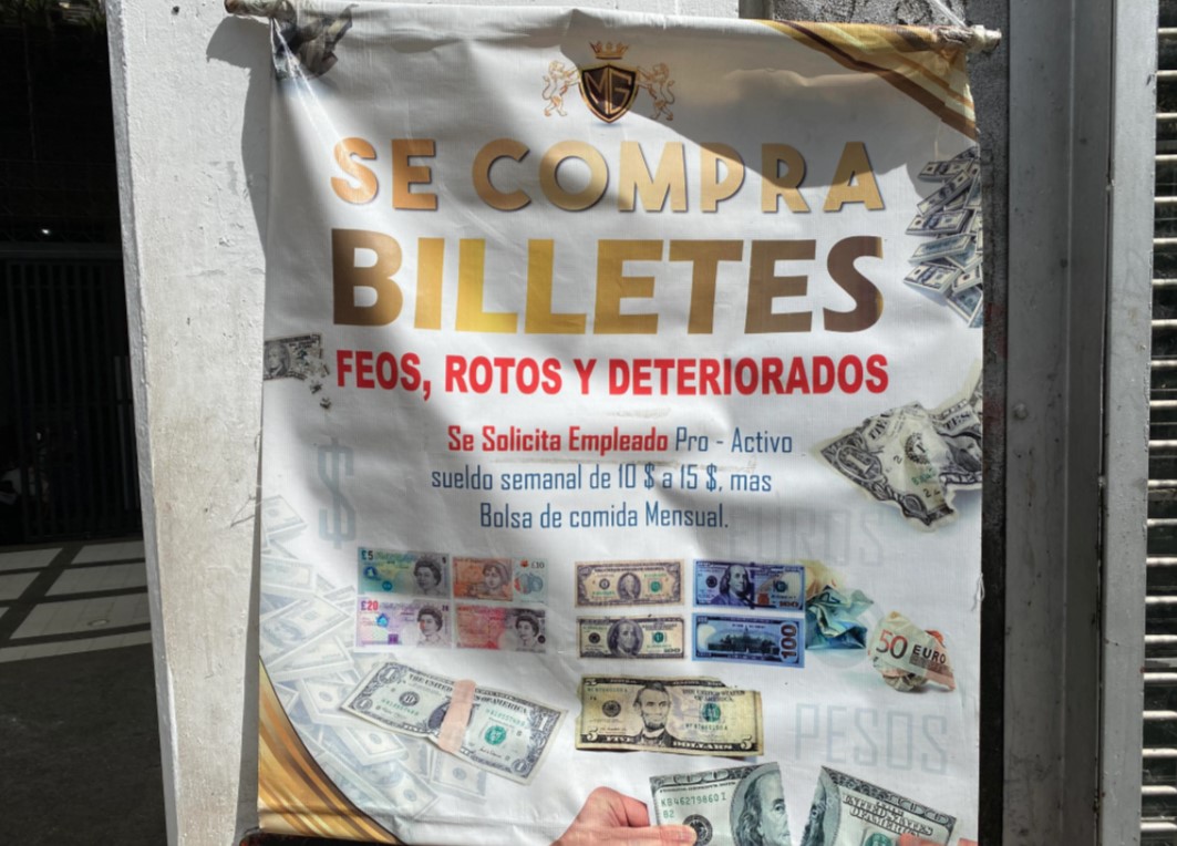 Por un billete de 20, pagan 10: La insólita compra de dólares en Venezuela (Video)