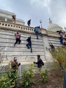 La FOTO: Partidarios violentos de Trump treparon paredes para invadir el Capitolio