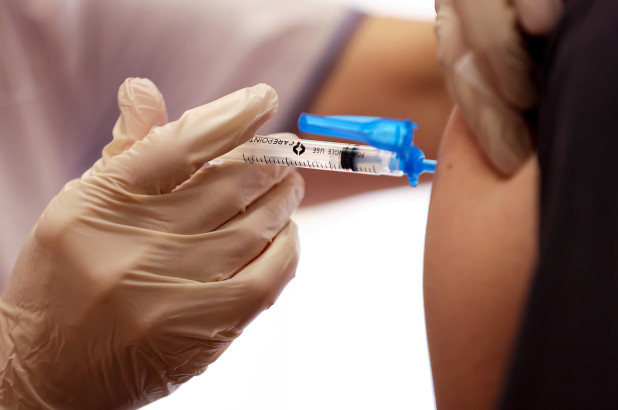 Autoridades de Los Ángeles afirmaron que los estudiantes deben recibir primero la vacuna contra el Covid-19