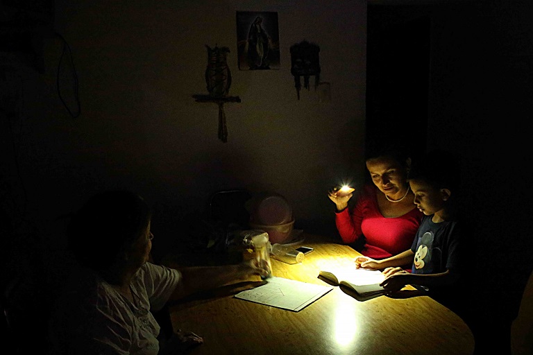 Varias comunidades del estado Aragua llevan al menos 12 horas sin luz