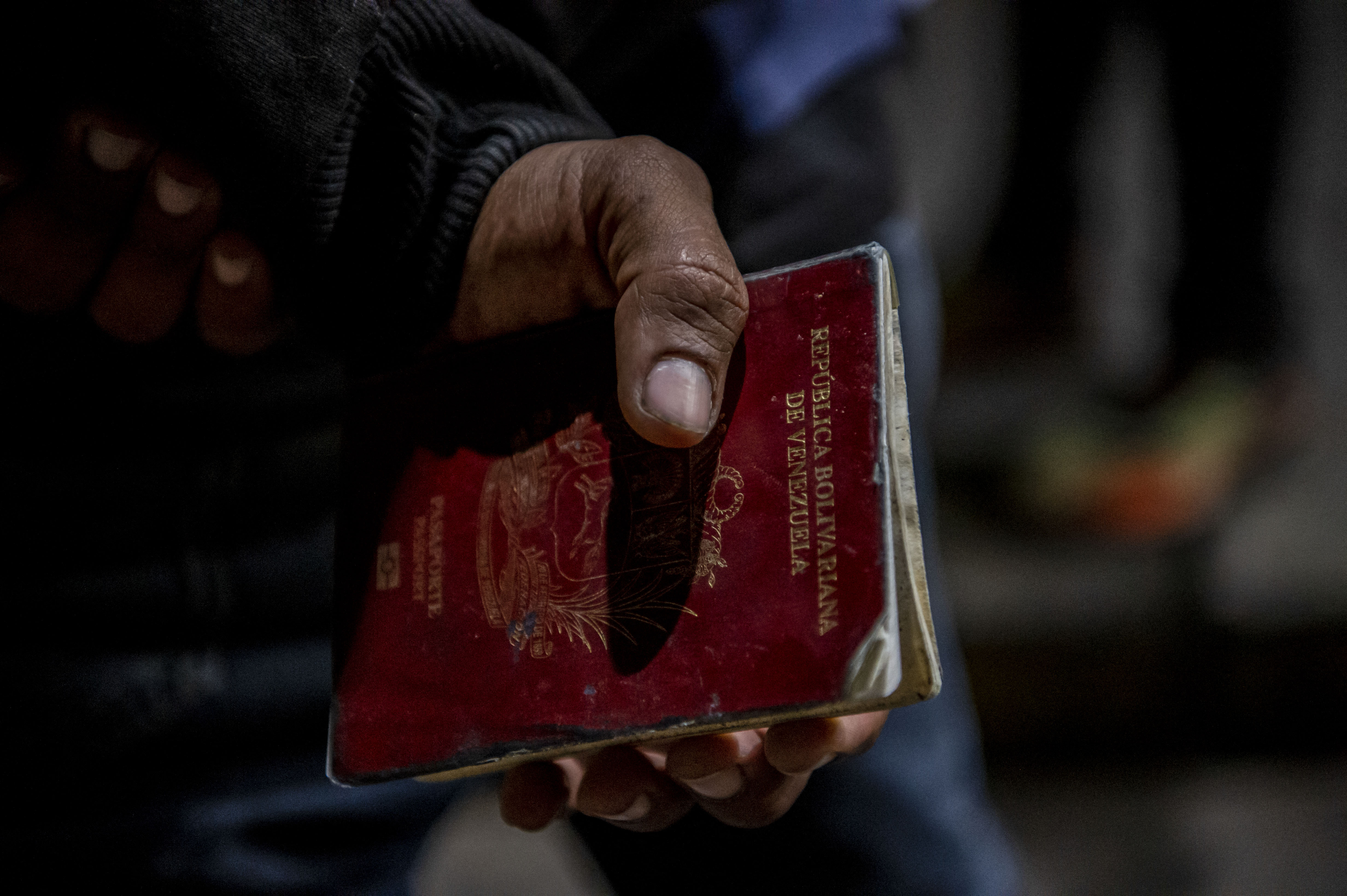Venezolanos con pasaporte vencido deben pedir salvoconducto para salir de Chile