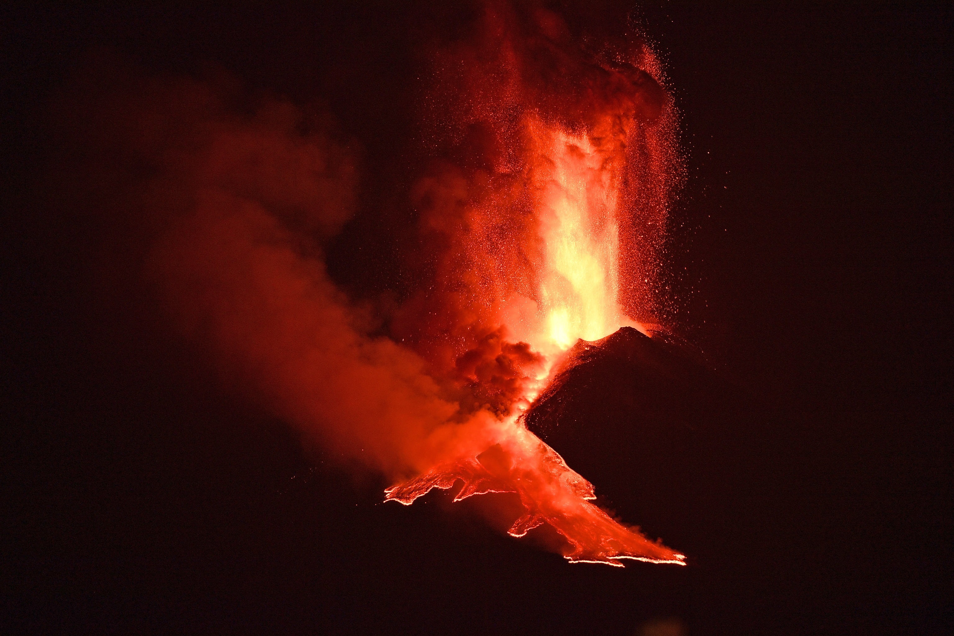 Volcán Etna experimenta su sexta erupción en ocho días