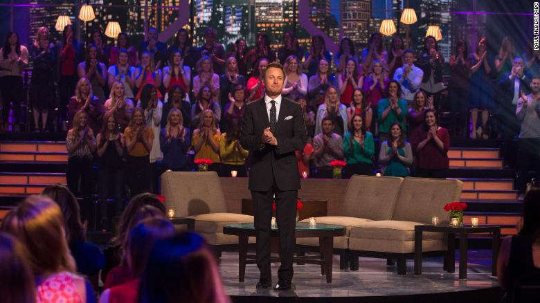 Chris Harrison renunció al programa “The Bachelor” tras comentarios racistas y pide disculpas