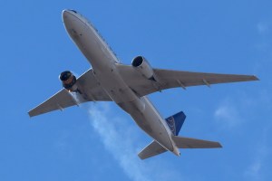 Manoseó a un pasajero y le pidió que lo masturbara durante un vuelo con destino a Denver
