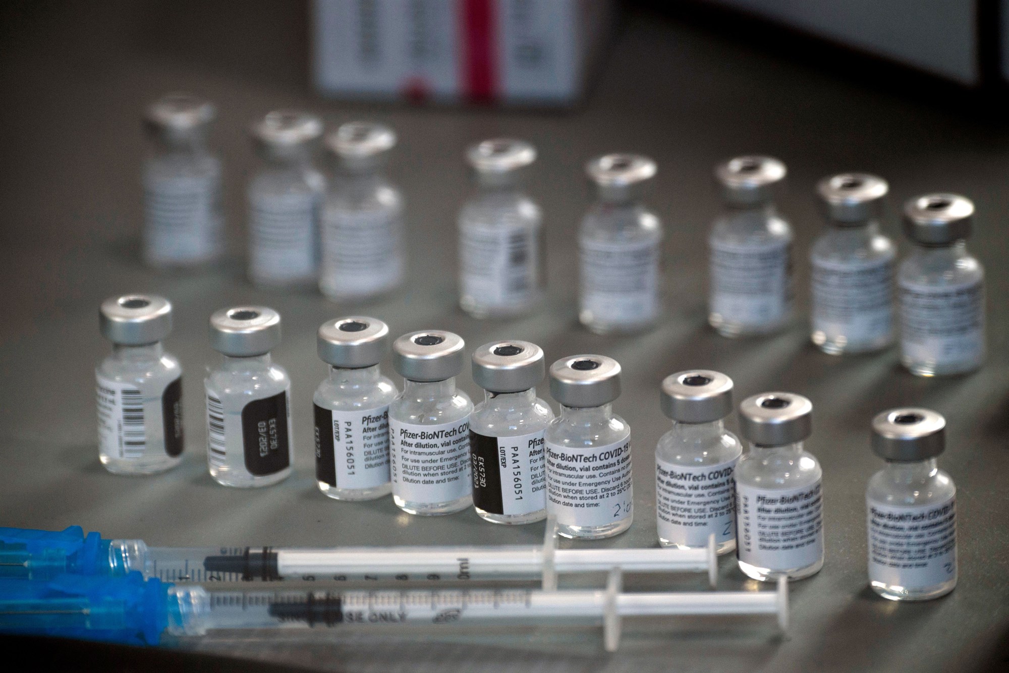 Pfizer y BioNTech inician proceso para aprobación plena de su vacuna en EEUU