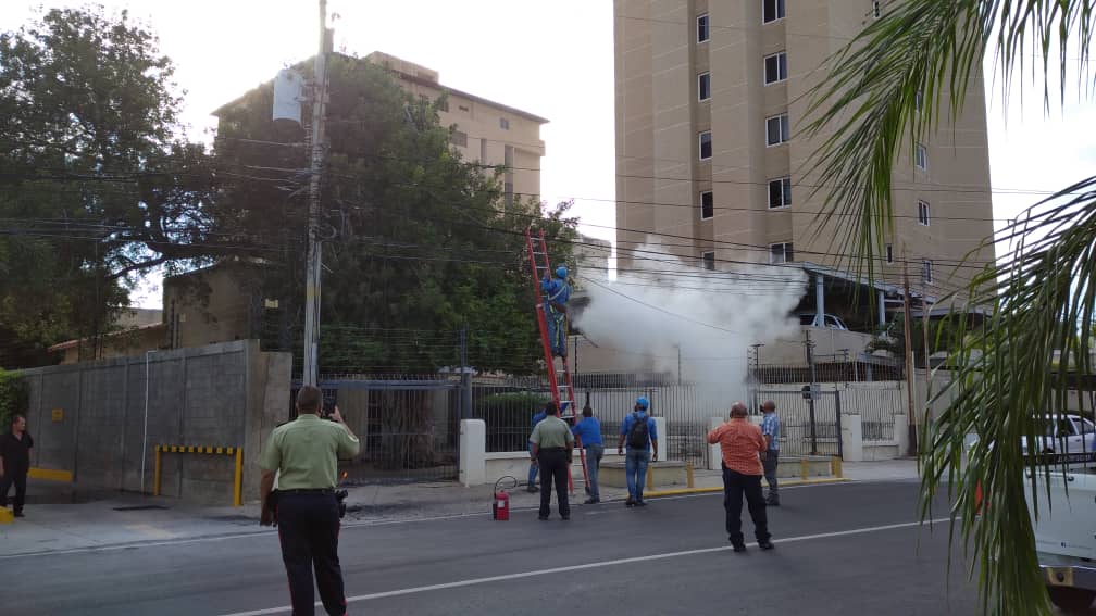 Reportaron una explosión en Maracaibo que ocasionó la caída de postes eléctricos (Videos)