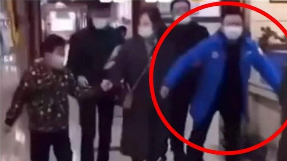 Hisopado anal: Por qué censuraron video donde habitantes chinos salen caminando como “pingüinos”