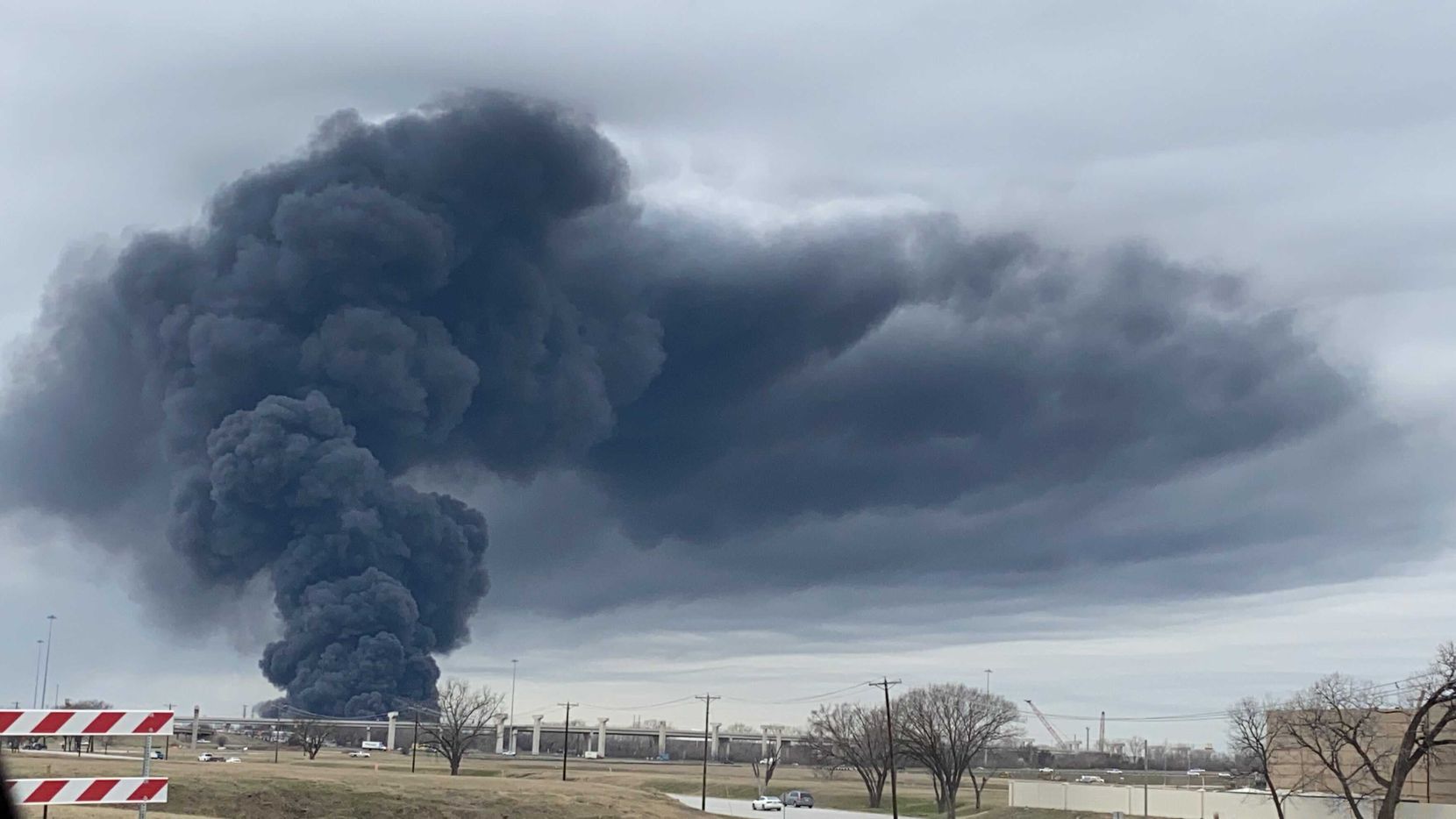 EN VIDEO: Voraz incendio se produjo en una zona comercial de Fort Worth, Texas