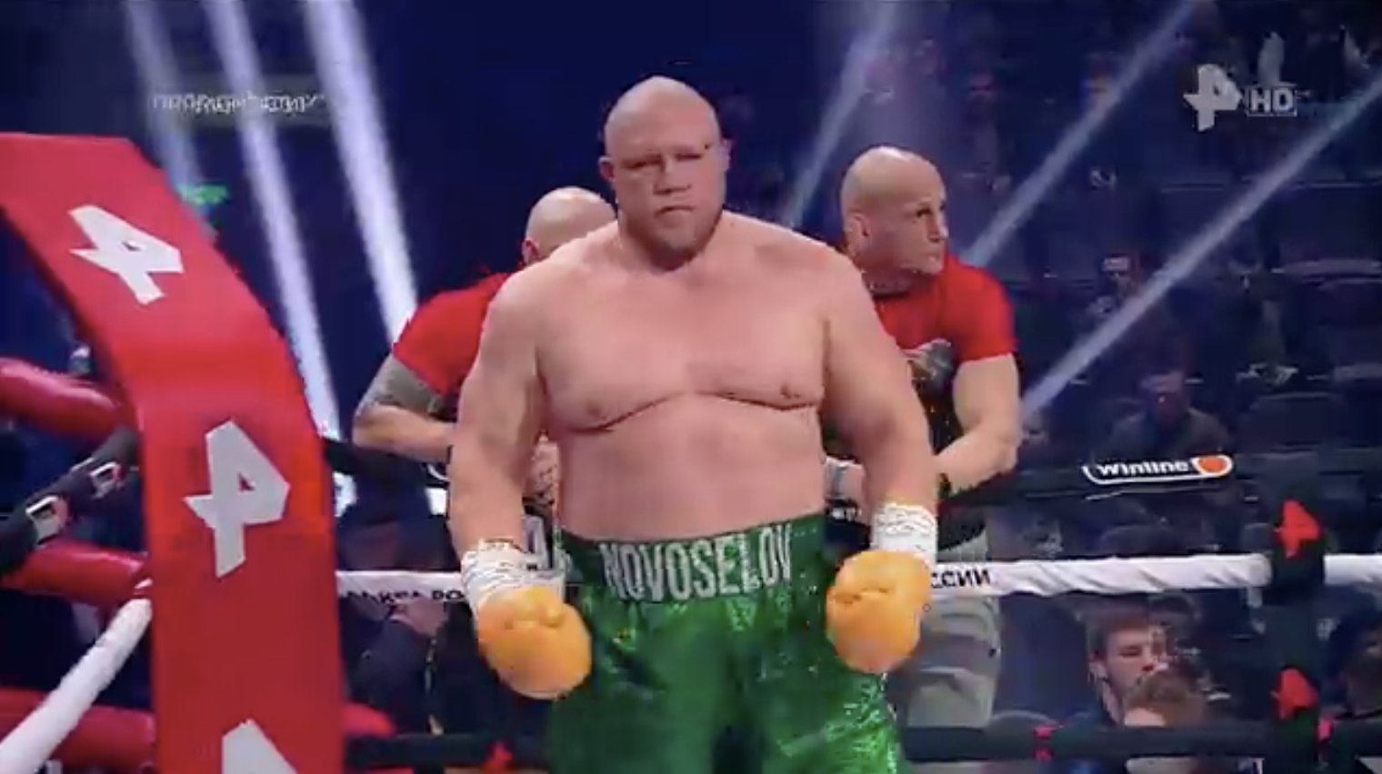 Debutó en el boxeo con nocaut el polémico luchador ruso que estuvo preso 14 años (Video)