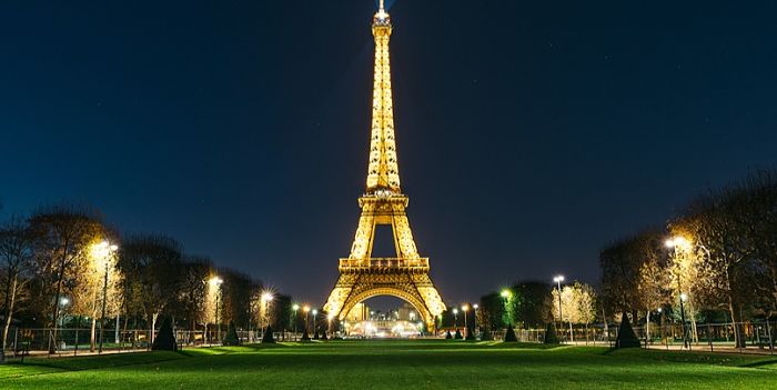 La Torre Eiffel se viste de oro para recibir los Juegos Olímpicos de 2024