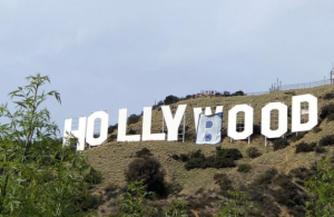 Holly… ¿Bubis?: Cinco hombres y una mujer cambiaron el icónico cartel de Hollywood (VIDEO)