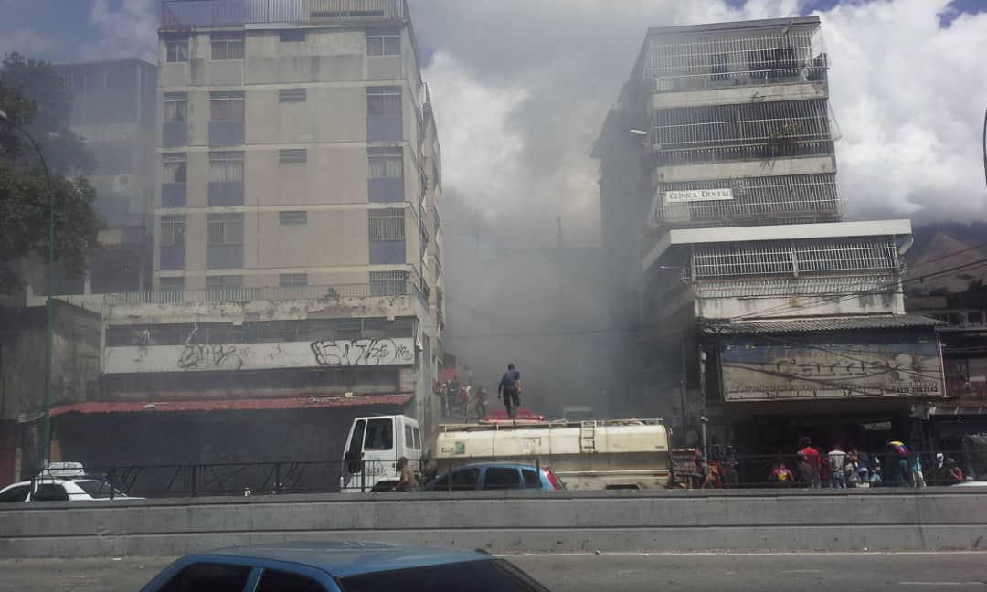Reportan un incendio en un terreno baldío lleno de basura en Petare #20Feb (FOTOS)