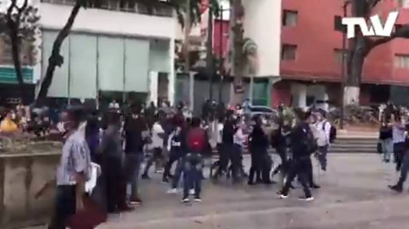 Estudiantes comienzan a llegar a la Plaza Bolívar de Chacao para participar en la marcha por el Día de la Juventud #12Feb (VIDEO)