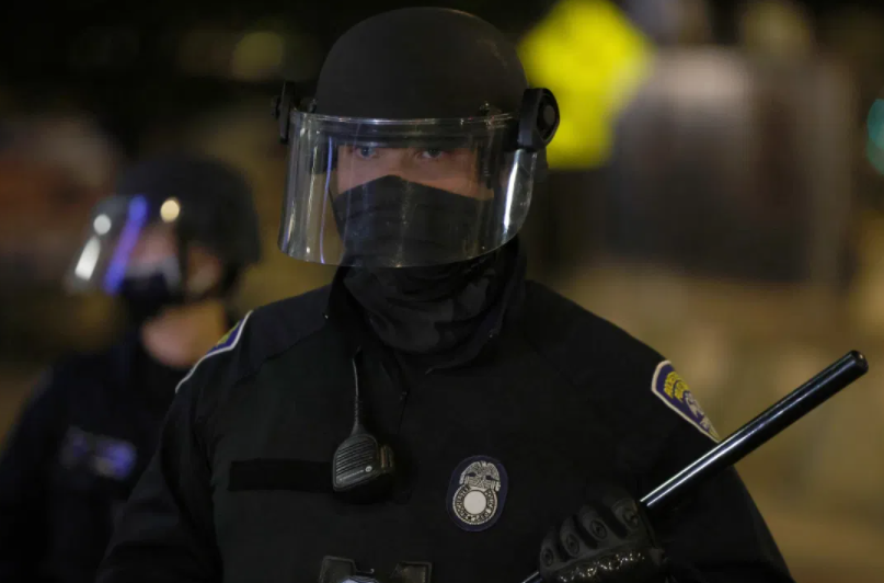 Suspendieron a policías que lanzaron gas pimienta contra una niña en EEUU