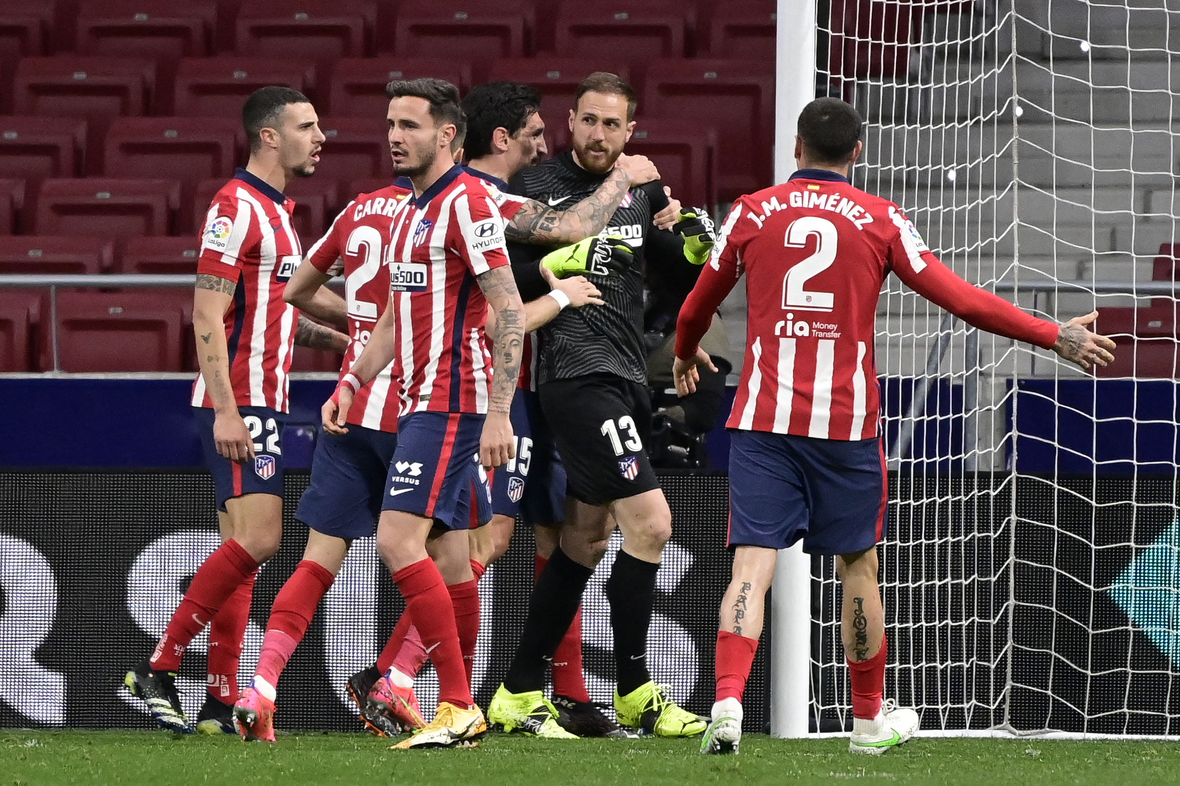 Oblak y Suárez sellaron sufrida victoria del Atlético de Madrid