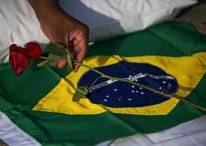 ¿Por qué el Covid-19 mata cada vez más a personas jóvenes en Brasil?