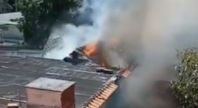 Reportaron fuerte incendio al lado del liceo Eugenia Ravasco de Los Chorros (VIDEO)
