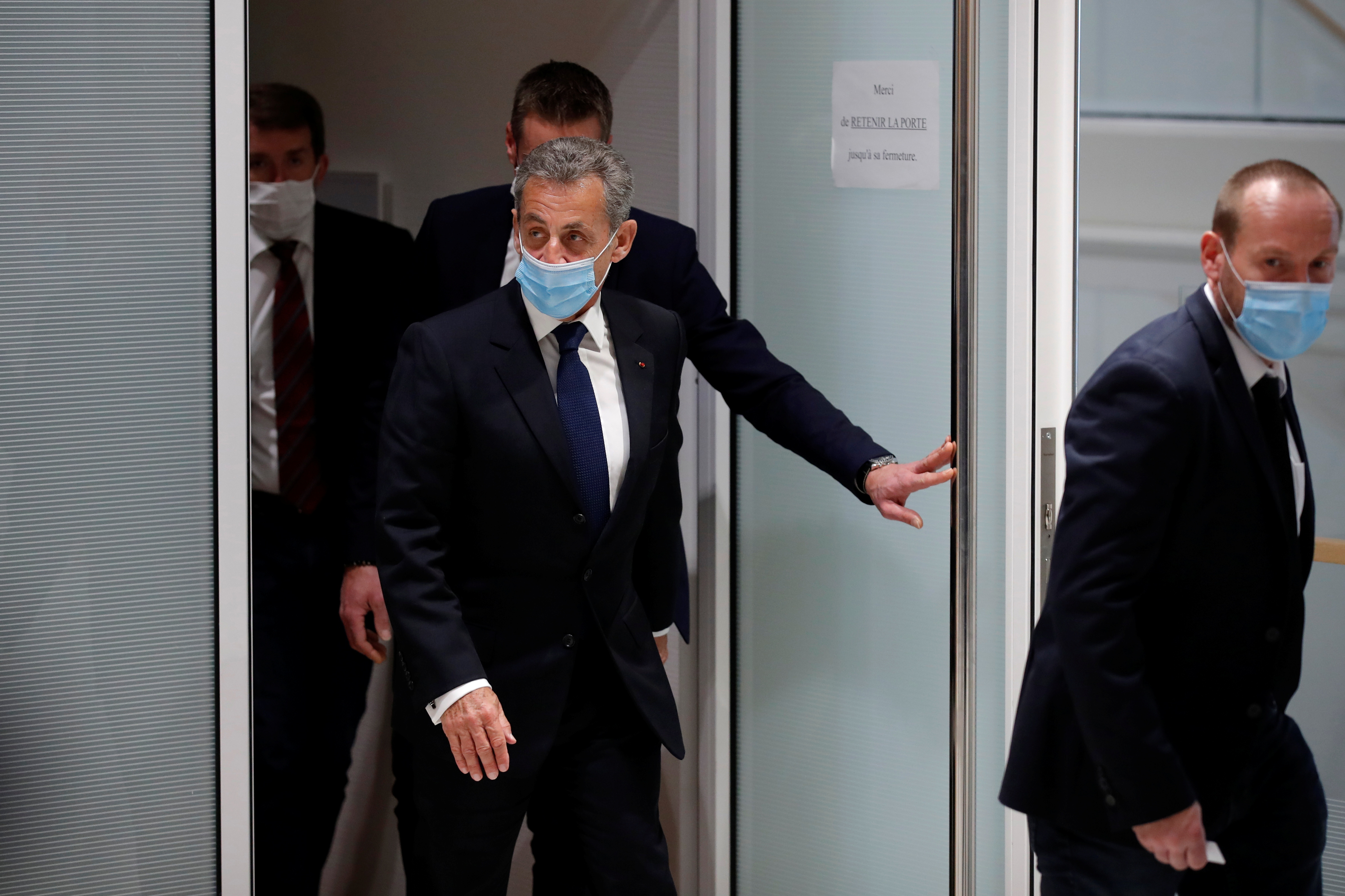 El expresidente francés Sarkozy regresa a los tribunales dos semanas después de ser condenado